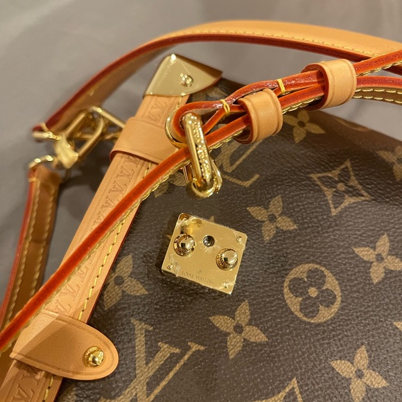 LOUIS VUITTON Side Trunk MM M46358 Monogram Handbag Like New - Picture 5 of 7